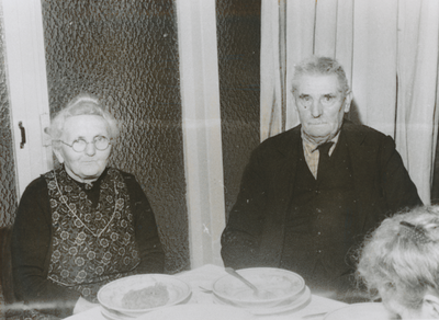 876817 Portret van een ouder echtpaar afkomstig uit de provincie Zeeland, dat als evacuee opgevangen is in het ...